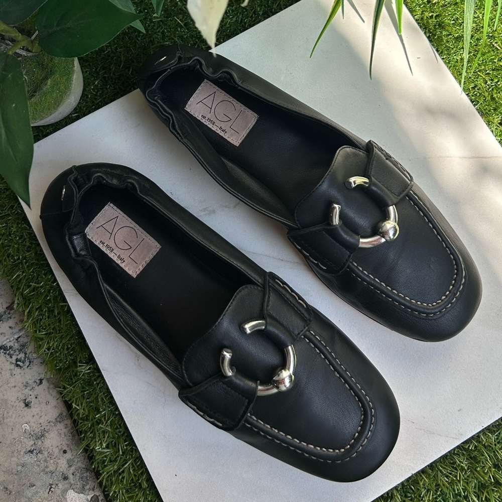 Moccasin with piercing
Midnight SHERYL MOC | AGL
S445.00 size 7.5 - Picture 10 of 16